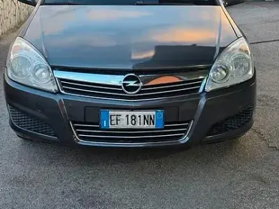 Usata Opel Astra Enjoy 88 CV (64 kW) 2010 Grigio Berlina