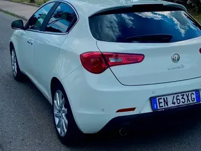 Usata Alfa Romeo Giulietta Distinctive 105 CV (77 kW) 2013 Bianco Utilitaria