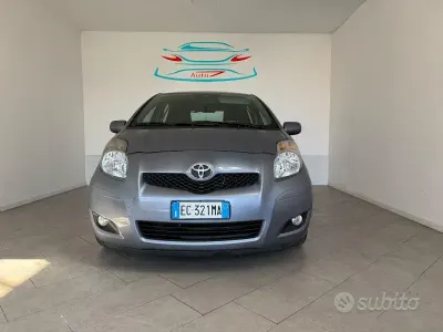 Usata Toyota Yaris 69 CV (50 kW) 2010 Grigio Utilitaria