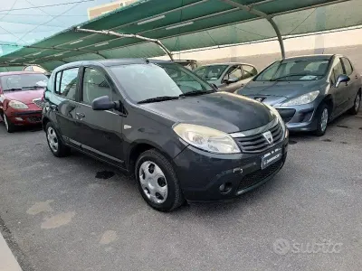 Usata Dacia Sandero Lauréate 75 CV (55 kW) 2009 Grigio Berlina