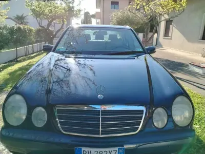 Usata Mercedes E220 Classic 143 CV (105 kW) 2001 Blu/azzurro Berlina