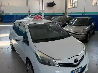 Usata Toyota Yaris Active 69 CV (50 kW) 2013 Bianco Utilitaria