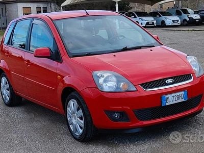 Usata Ford Fiesta Ghia 68 CV (50 kW) 2007 Rosso Utilitaria