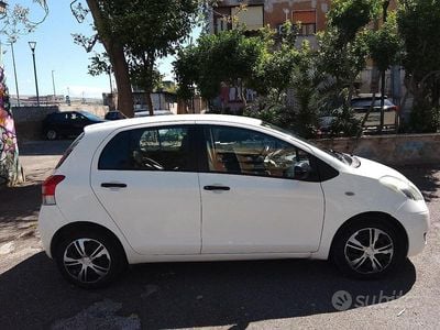 Begagnad Toyota Yaris 69 HK (50 kW) 2010 Vit Halvkombi