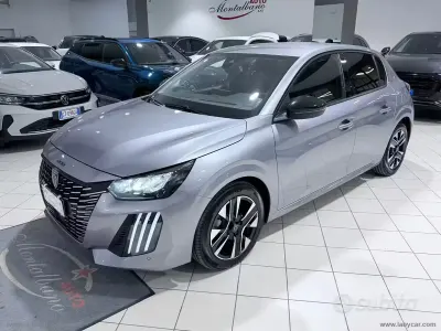 Usata Peugeot 208 Allure 101 CV (74 kW) 2025 Grigio Utilitaria
