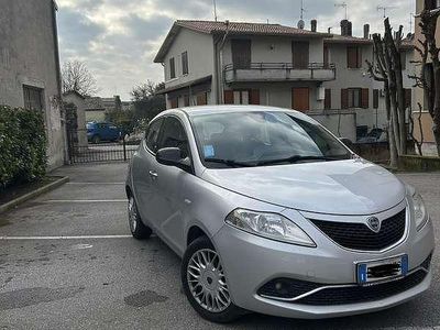 Usata Lancia Ypsilon Silver 69 CV (50 kW) 2017 Argento Utilitaria