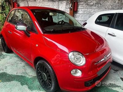 Begagnad Fiat 500 Lounge 69 HK (50 kW) 2015 Röd Sedan