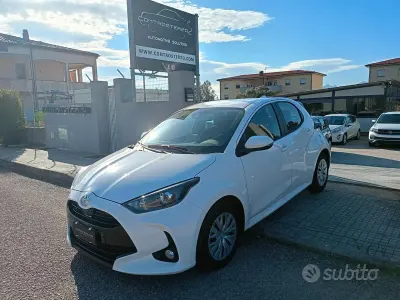 Begagnad Toyota Yaris 72 HK (52 kW) 2023 Vit Halvkombi