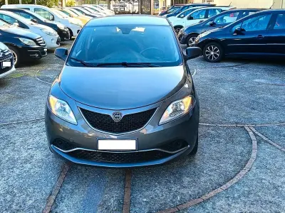 Usata Lancia Ypsilon 69 CV (50 kW) 2016 Grigio Utilitaria