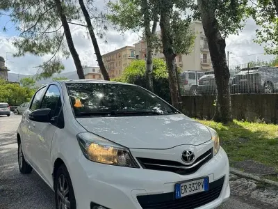 Usata Toyota Yaris Lounge 69 CV (50 kW) 2013 Bianco Utilitaria