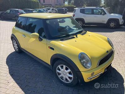 Begagnad Mini One D 75 HK (55 kW) 2003 Gul Halvkombi
