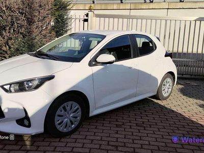 Usata Toyota Yaris Hybrid Active 73 CV (53 kW) 2023 Bianco Berlina
