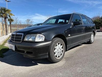 Second-hand Mercedes C220 125 CP (91 kW) 1999 Negru Break