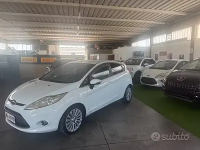 Usata Ford Fiesta Titanium 68 CV (50 kW) 2009 Bianco Berlina
