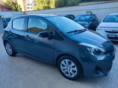 Usata Toyota Yaris Lounge 74 CV (54 kW) 2014 Grigio Utilitaria