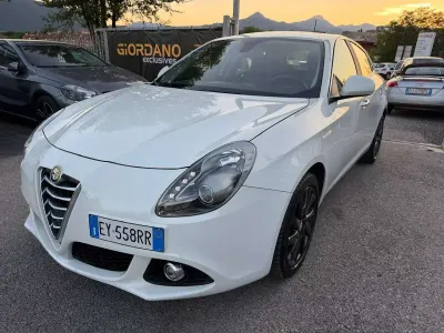 Usata Alfa Romeo Giulietta Distinctive 105 CV (77 kW) 2015 Bianco Utilitaria