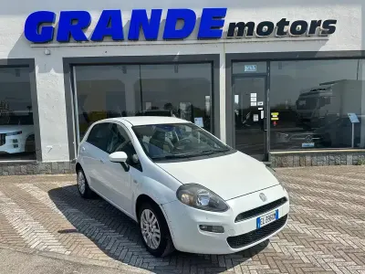Usata Fiat Punto Easy 69 CV (50 kW) 2012 Bianco Utilitaria