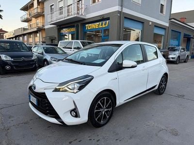 Usata Toyota Yaris Hybrid Cool 73 CV (53 kW) 2019 Bianco Berlina