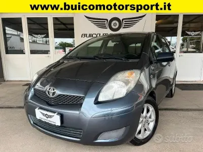 Usata Toyota Yaris 100 CV (73 kW) 2009 Grigio Utilitaria