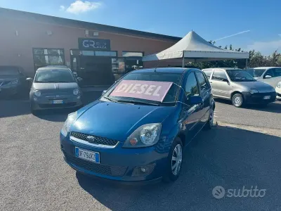 Usata Ford Fiesta 68 CV (50 kW) 2007 Blu Utilitaria