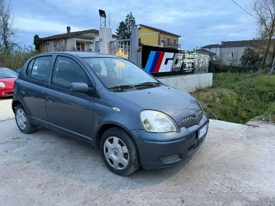 Usata Toyota Yaris Sol 65 CV (47 kW) 2004 Grigio Berlina