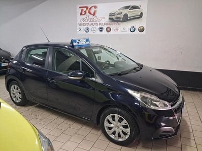 Blu Usata 2015 Peugeot 208 Utilitaria | 4999 € (Buon prezzo)