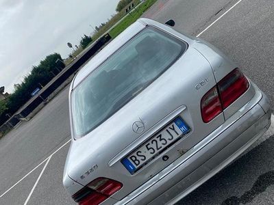 Usata Mercedes E320 2001 Grigio Berlina