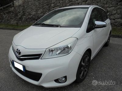 Usata Toyota Yaris Lounge 90 CV (66 kW) 2014 Bianco Utilitaria
