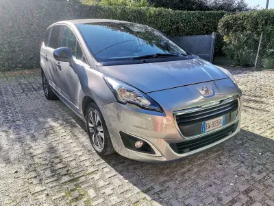 Usado Peugeot 5008 Active 114 CV (83 kW) 2014 Gris Monovolumen