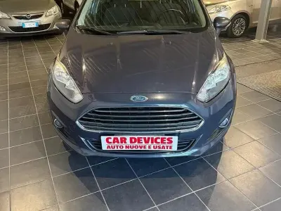 Käytetty Ford Fiesta 97 HP (71 kW) 2015 Harmaa Viistoperä