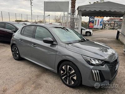 Usata Peugeot 208 Allure 101 CV (74 kW) 2025 Grigio Utilitaria