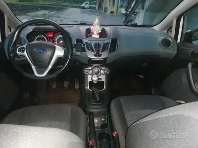 Usata Ford Fiesta 82 CV (60 kW) 2010 Bianco Berlina