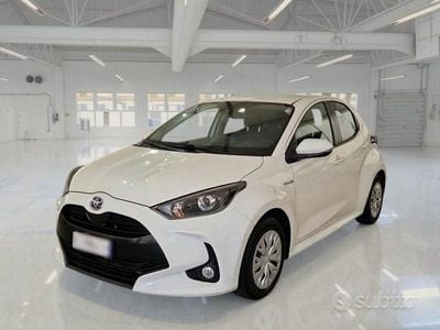 Usata Toyota Yaris Hybrid Business Edition 92 CV (67 kW) 2021 Bianco Berlina