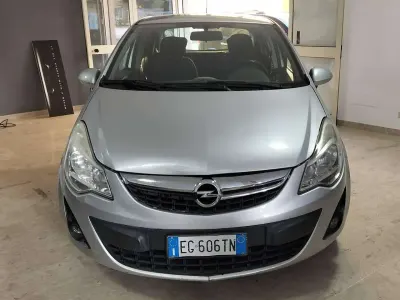Usata Opel Corsa Edition 75 CV (55 kW) 2011 Argento Utilitaria