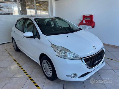 Usata Peugeot 208 Active 82 CV (60 kW) 2014 Bianco Utilitaria
