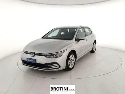 Usata VW Golf VIII Life 110 CV (80 kW) 2020 Grigio metallizzato Berlina