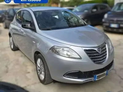 Usata Lancia Ypsilon 69 CV (50 kW) 2014 Argento Utilitaria