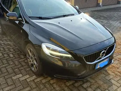 Usata Volvo V40 Ocean Race 120 CV (88 kW) 2016 Nero Berlina