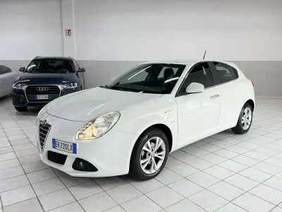 Usata Alfa Romeo Giulietta Distinctive 120 CV (88 kW) 2013 Bianco Utilitaria