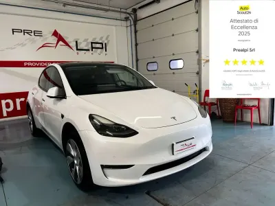 Begagnad Tesla Model Y 152 kW (208 HK) 2021 Perla SUV