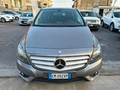 Usata Mercedes B200 136 CV (100 kW) 2012 Grigio Monovolume