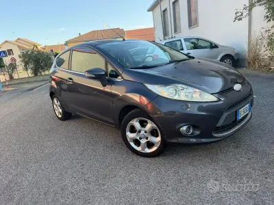 Usata Ford Fiesta 82 CV (60 kW) 2010 Grigio Berlina