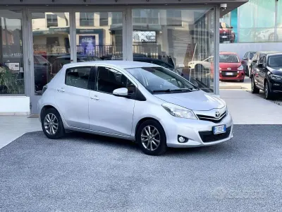 Usata Toyota Yaris 90 CV (66 kW) 2014 Grigio Utilitaria