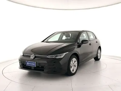 Usata VW Golf VIII Life 116 CV (85 kW) 2025 Grenadill black metallizzato Berlina