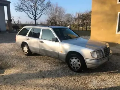 Usata Mercedes E200 136 CV (100 kW) 1993 Grigio Station wagon