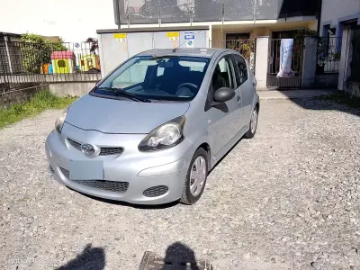 Usado Toyota Aygo 68 HP (50 kW) 2009 Cinzento Citadino