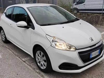 Usata Peugeot 208 Active 68 CV (50 kW) 2018 Bianco Utilitaria