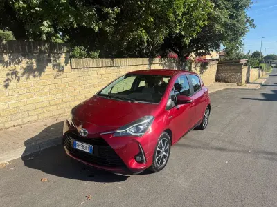 Usata Toyota Yaris Hybrid Active 73 CV (53 kW) 2018 Rosso Berlina