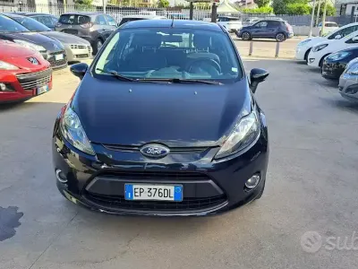 Usata Ford Fiesta 60 CV (44 kW) 2012 Nero Berlina