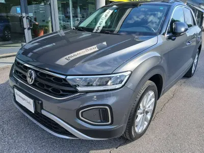 Usata VW T-Roc Edition 150 CV (110 kW) 2024 Indium grey con tetto nero SUV